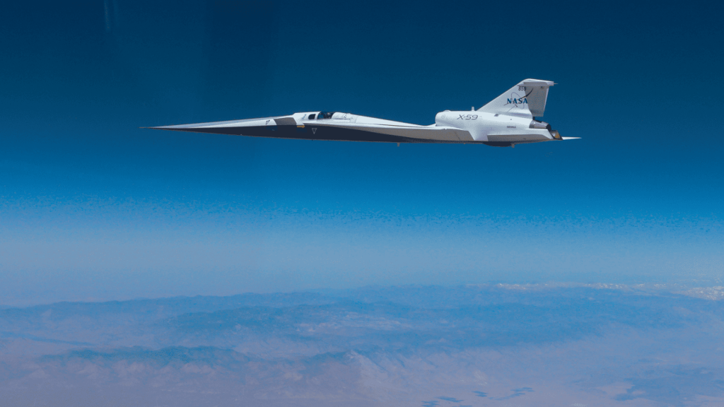 Дослідницький літак NASA X-59 у польоті над хмарами