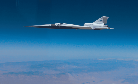 Дослідницький літак NASA X-59 у польоті над хмарами
