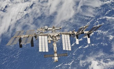 Міжнародна космічна станція на тлі океанів Землі
