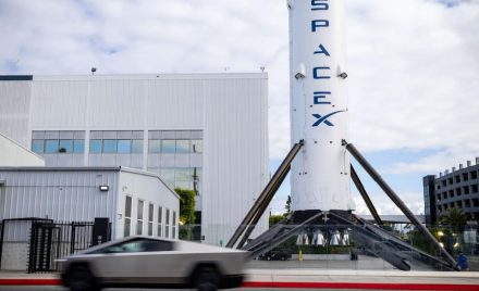 Ракета-носій Falcon 9 біля штаб-квартири SpaceX у Каліфорнії