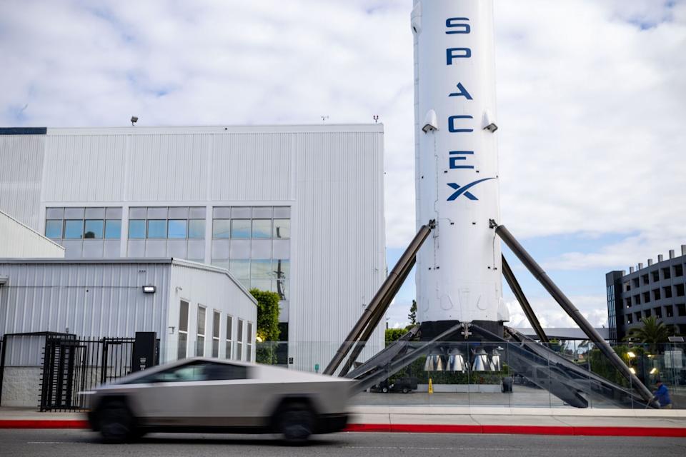 Ракета-носій Falcon 9 біля штаб-квартири SpaceX у Каліфорнії