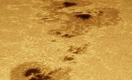 Група сонячних плям AR 4478 на диску Сонця у видимому світлі