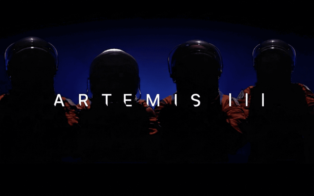 Четверо астронавтів місії Artemis III у скафандрах, силуети