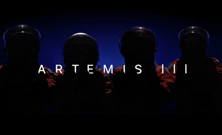 Четверо астронавтів місії Artemis III у скафандрах, силуети