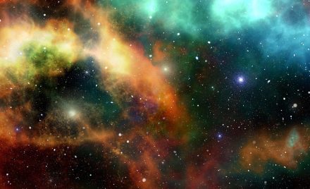 Художня ілюстрація космосу із зорями та газовими хмарами