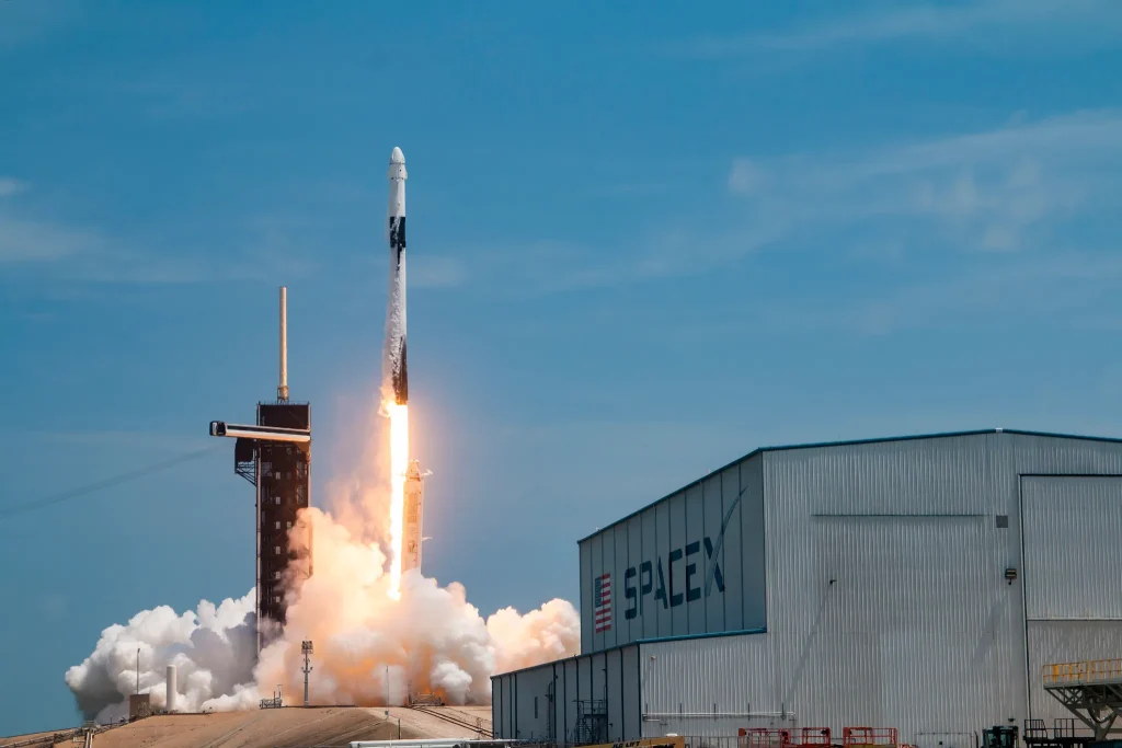Запуск ракети Falcon 9 зі стартового майданчика SpaceX
