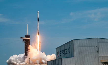 Запуск ракети Falcon 9 зі стартового майданчика SpaceX