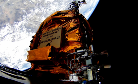 Апарат Mira компанії Impulse Space на орбіті на фоні Землі