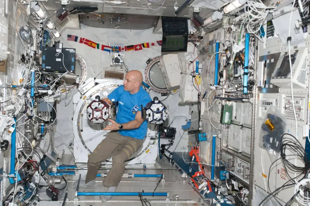 Лука Пармітано працює із супутниками SPHERES на МКС