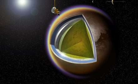 Художня ілюстрація внутрішньої будови Титана з апаратом Cassini на орбіті та Сатурном на тлі