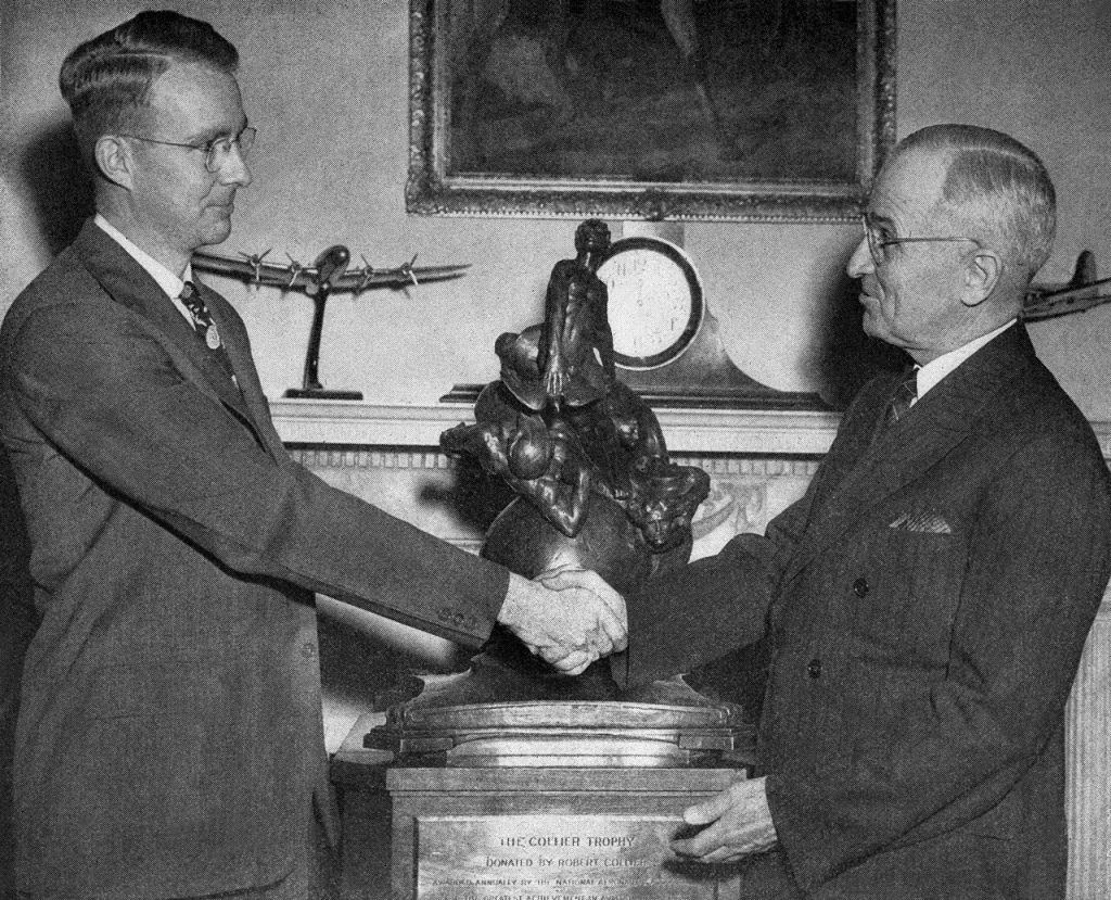Альварес отримує нагороду від президента США Гаррі Трумена у 1946 році