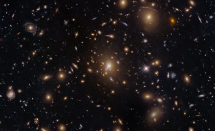 Скупчення галактик MACS0329-0211 на знімку космічного телескопа Hubble