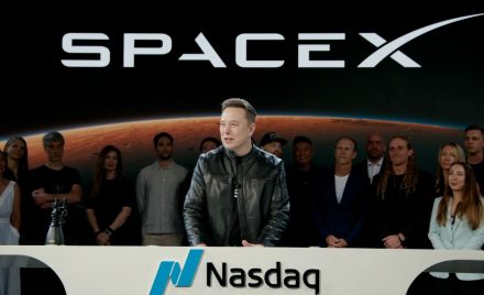 Ілон Маск виступає на біржі Nasdaq під час виходу SpaceX на публічний ринок