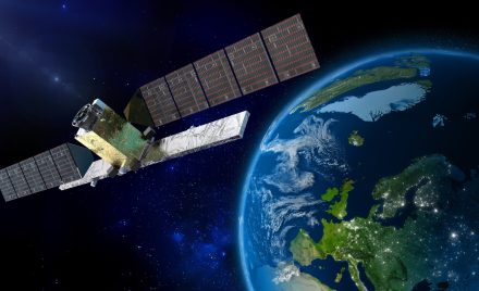 Художнє зображення супутника Sentinel-1 NG на орбіті Землі