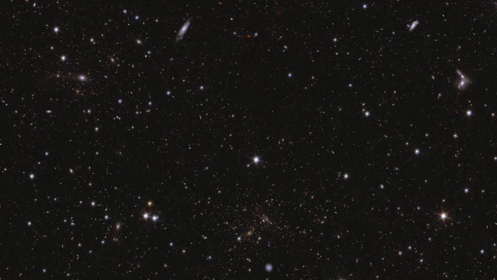 Ділянка глибокого огляду Euclid Deep Field South із численними далекими галактиками