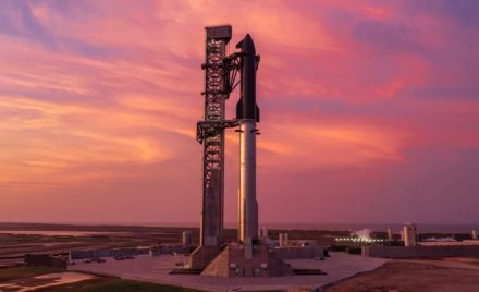 Ракета Starship на стартовому майданчику Starbase в Техасі перед польотом Flight 13.