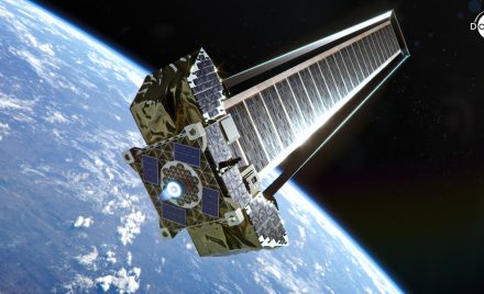 Ілюстрація супутника на орбіті з лазерною передачею енергії