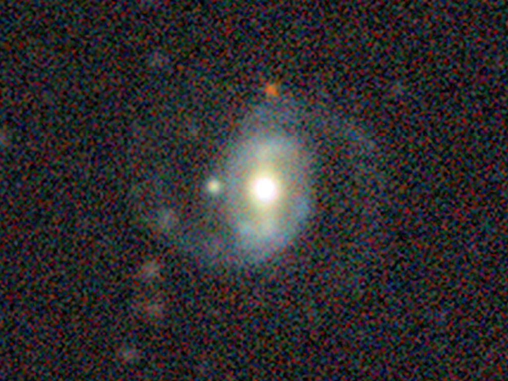 Спіральна галактика SDSS J110546.07+145202.4 із двома рукавами на композитному знімку.