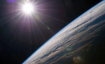 Сонце сяє над горизонтом Землі, зняте з Міжнародної космічної станції.