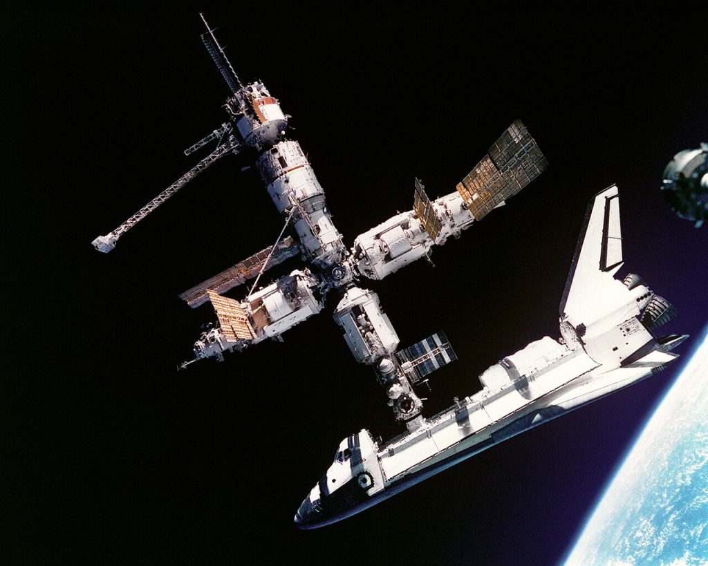 Space Shuttle пристикований до космічної станції &laquo;Мир&raquo;