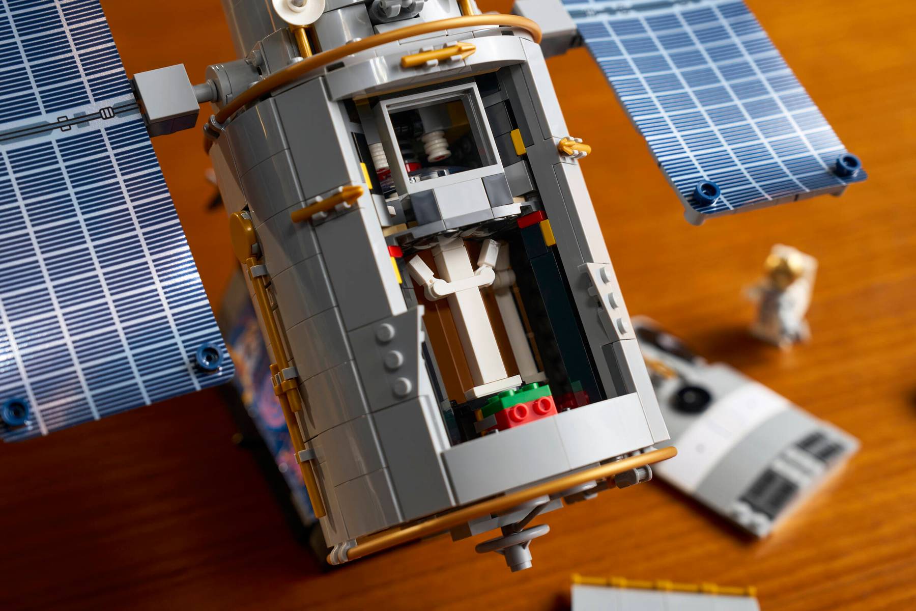 Модель LEGO Icons: Hubble Space Telescope