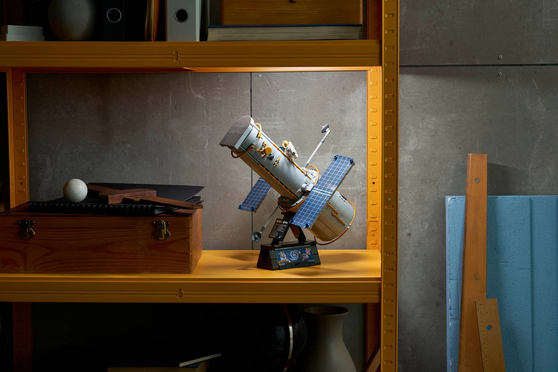 Модель LEGO Icons: Hubble Space Telescope