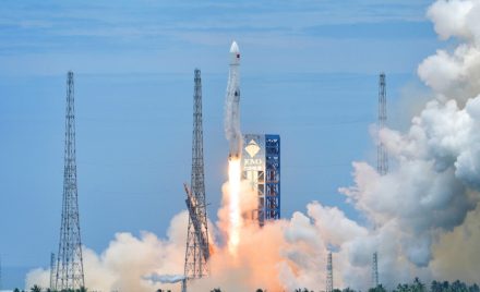 Ракета-носій «Чанчжен» на стартовому майданчику під час запуску