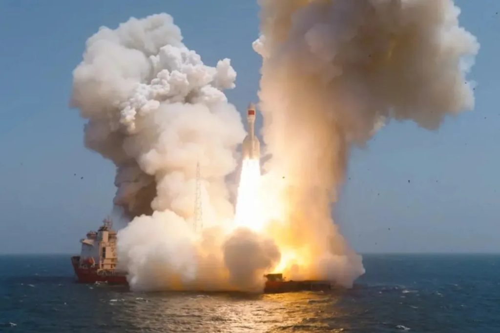 Старт китайської ракети з морської платформи