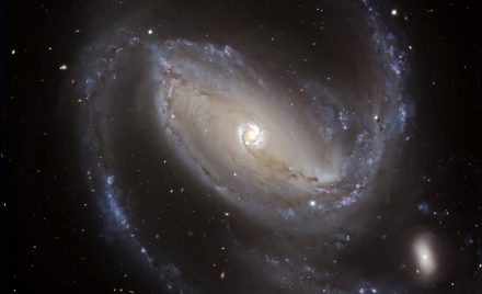 Спіральна галактика з перемичкою NGC 1097 з ядерним диском у центрі