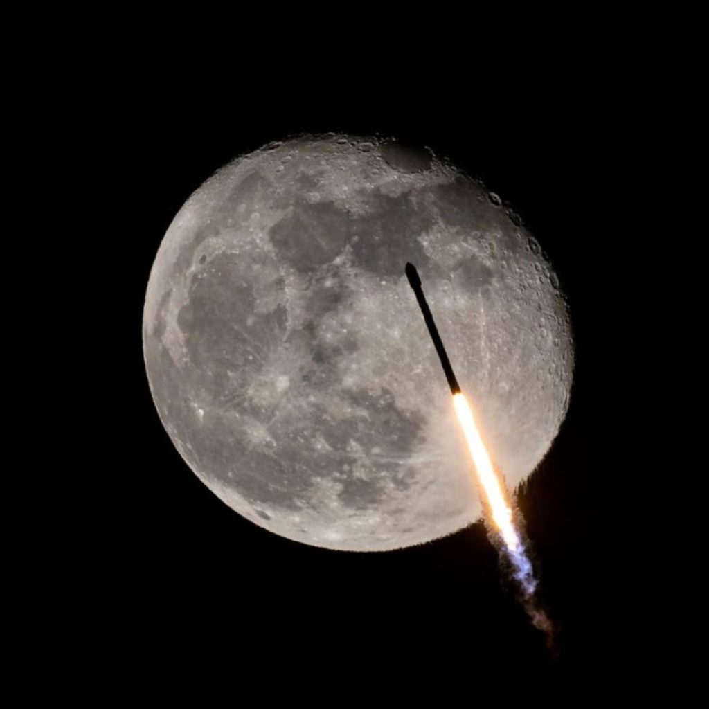 SpaceX Falcon 9 на фоні Місяця