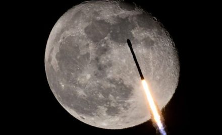 SpaceX Falcon 9 на фоні Місяця