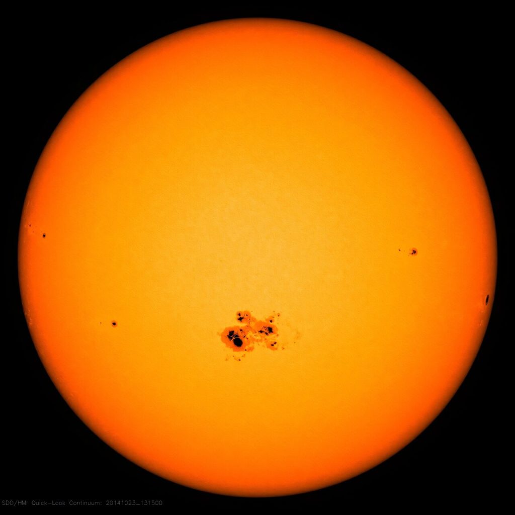 Сонячні плями на поверхні Сонця. Credit: NASA/SDO