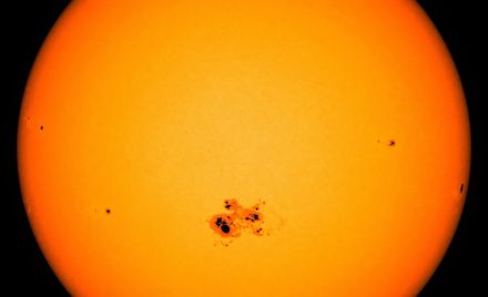 Сонячні плями на поверхні Сонця. Credit: NASA/SDO