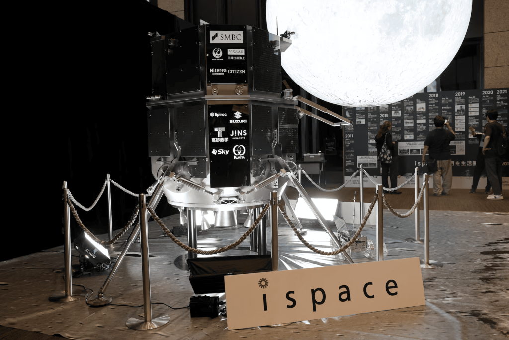 Модель місячного посадкового модуля Resilience компанії ispace, представлена в Токіо під час моніторингу спроби посадки на Місяць у червні 2025 року.