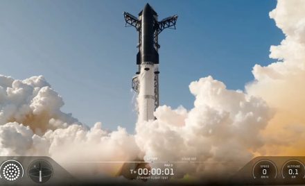 Ракета Starship під час 13-го випробувального польоту стартує з майданчика Starbase в Техасі.