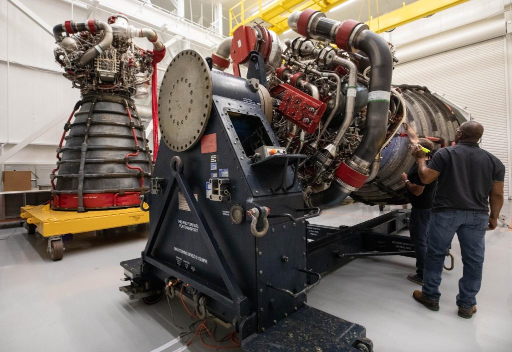 Двигун RS-25 на жовтому крані під час розвантаження у будівлі вертикального складання