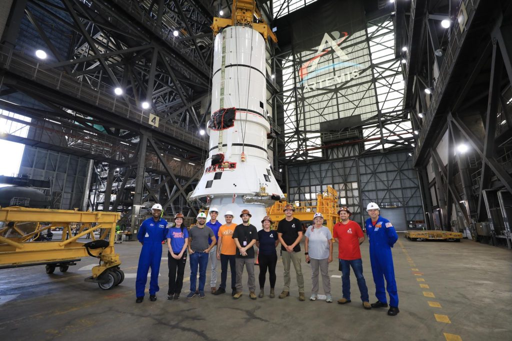 Астронавти NASA Ренді Бреснік і Андре Дуглас разом із наземними командами біля сегмента твердопаливного прискорювача ракети SLS