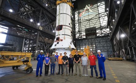 Астронавти NASA Ренді Бреснік і Андре Дуглас разом із наземними командами біля сегмента твердопаливного прискорювача ракети SLS