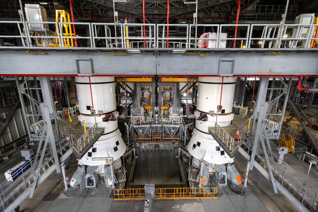 Дві хвостові секції твердопаливних прискорювачів ракети SLS на мобільній пусковій платформі у будівлі вертикального складання