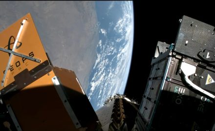 Супутник на орбіті Землі