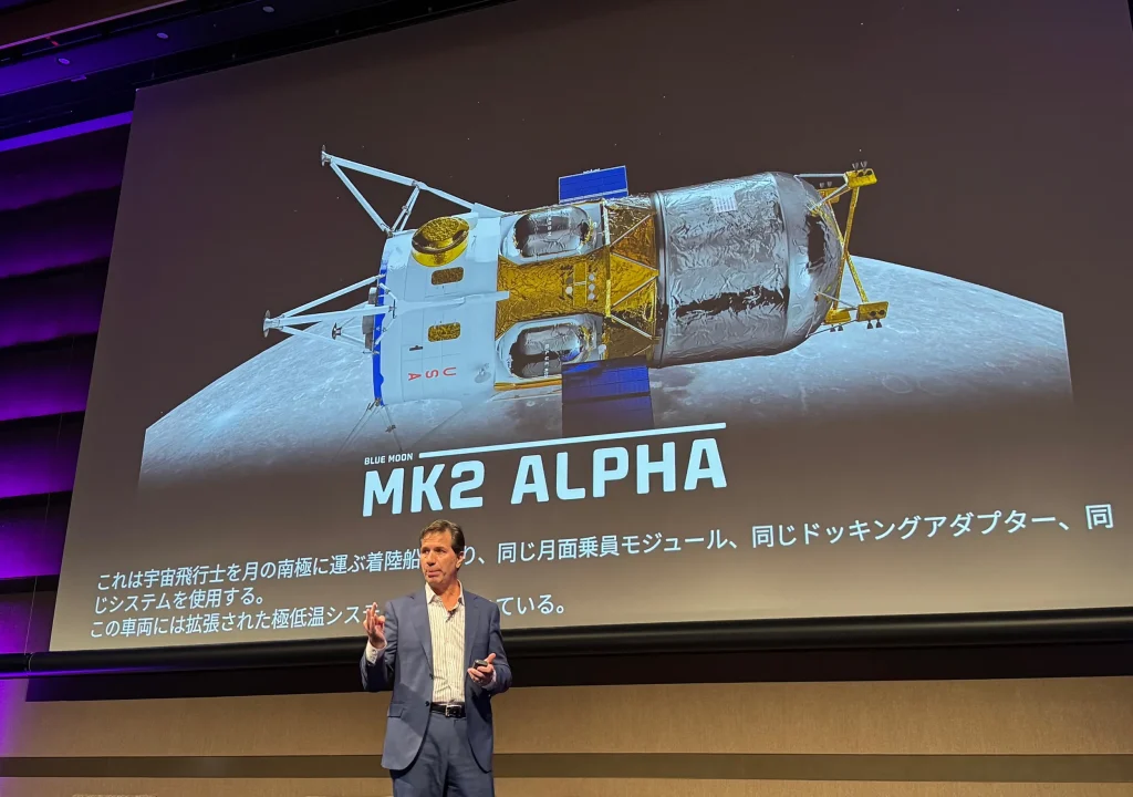 Джон Кулуріс демонструє оновлений макет місячного посадкового модуля Blue Moon Mark 2