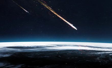 Художня ілюстрація супутника, що входить в атмосферу Землі.