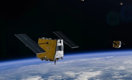 Супутник на орбіті Землі.