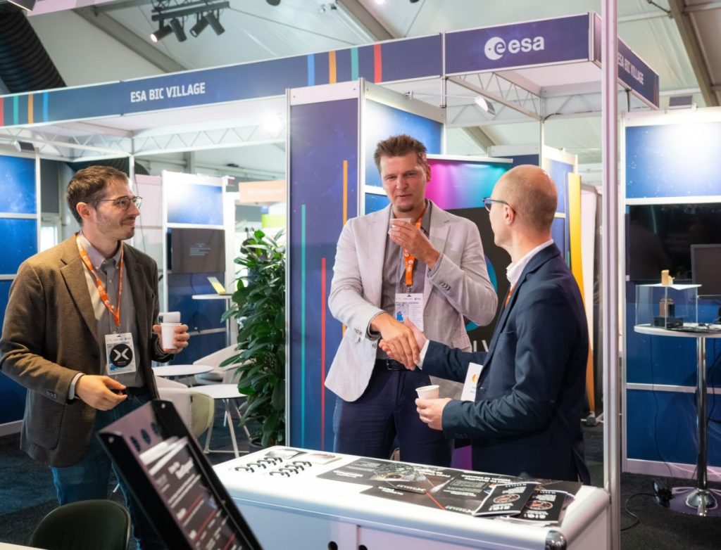 Учасники спілкуються біля стенда ESA BIC Village під час виставки Industry Space Days. Джерело ESA