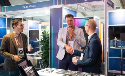 Учасники спілкуються біля стенда ESA BIC Village під час виставки Industry Space Days. Джерело ESA