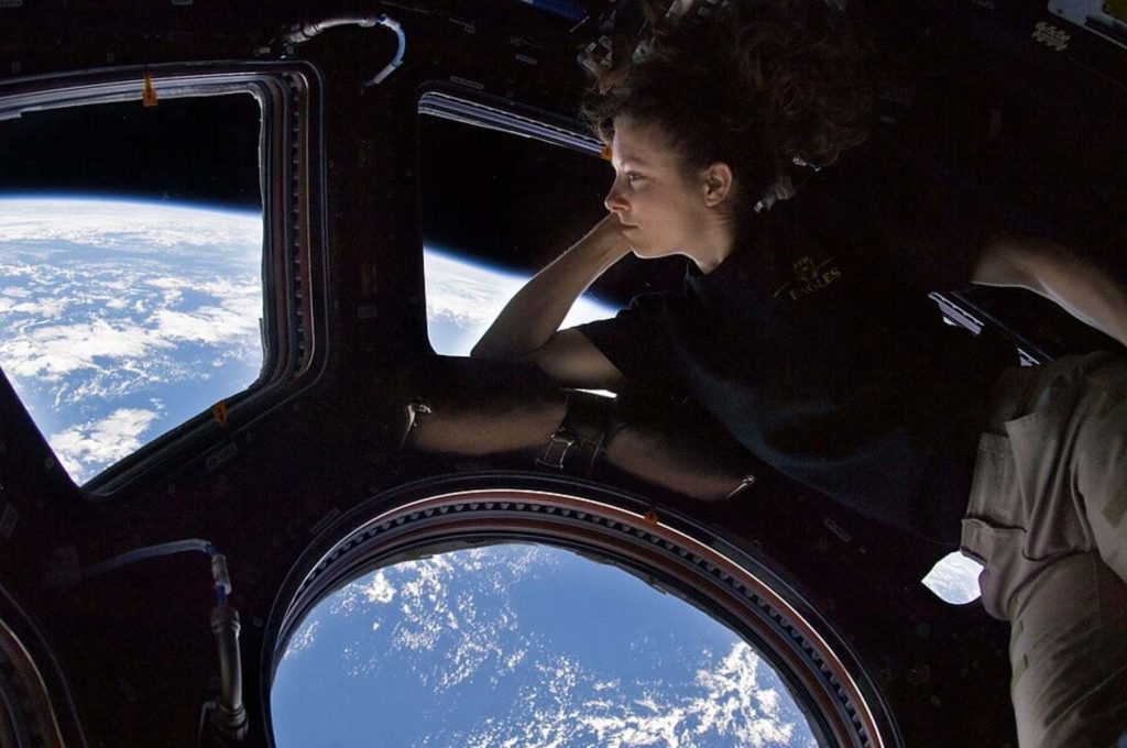 Астронавтка NASA Трейсі Колдвелл Дайсон дивиться на Землю з оглядового купола Міжнародної космічної станції