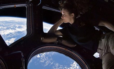 Астронавтка NASA Трейсі Колдвелл Дайсон дивиться на Землю з оглядового купола Міжнародної космічної станції
