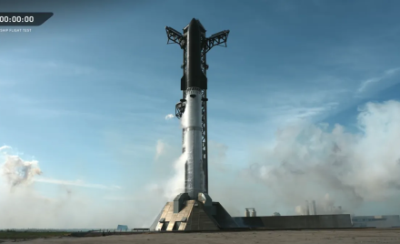 Ракета Starship на стартовому майданчику космодрому Starbase під час спроби тринадцятого випробувального польоту