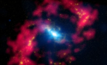 Комбіноване зображення центральної області галактики NGC 4151 у рентгенівському, оптичному та радіодіапазонах.