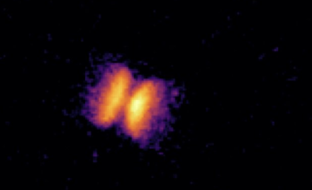 Знімок Hubble біполярного викиду гелієвої нової V445 Puppis із видимими згустками газу на краях потоку